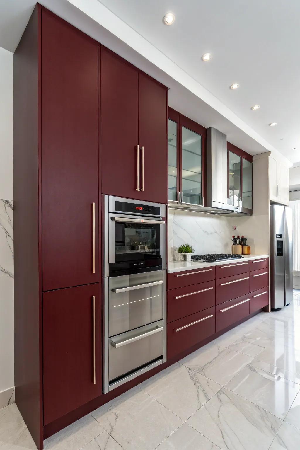 Streamlined culinary layout showcasing handle-free, tinted ruby fixtures.