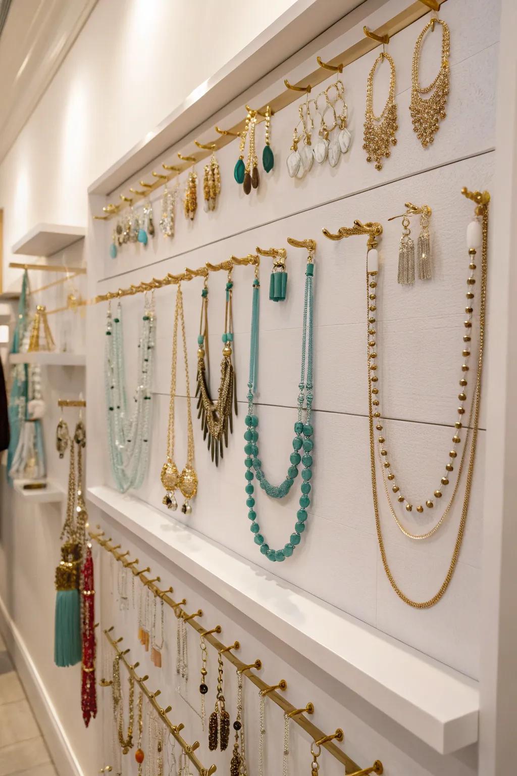 Using wall area proficiently with fashionable pegs for ornaments.