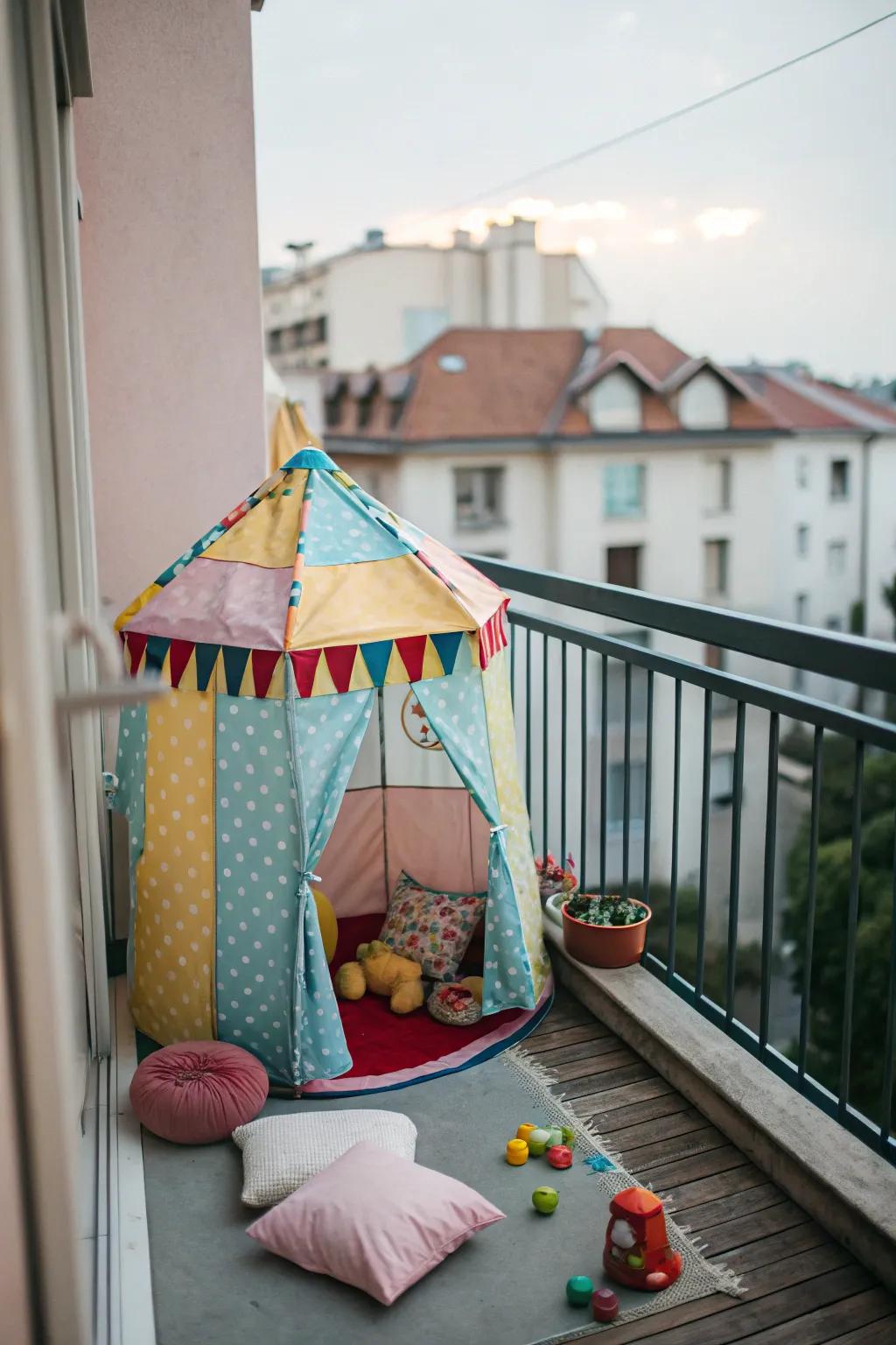A lively play tent turns the balcony into a captivating secret spot for children.