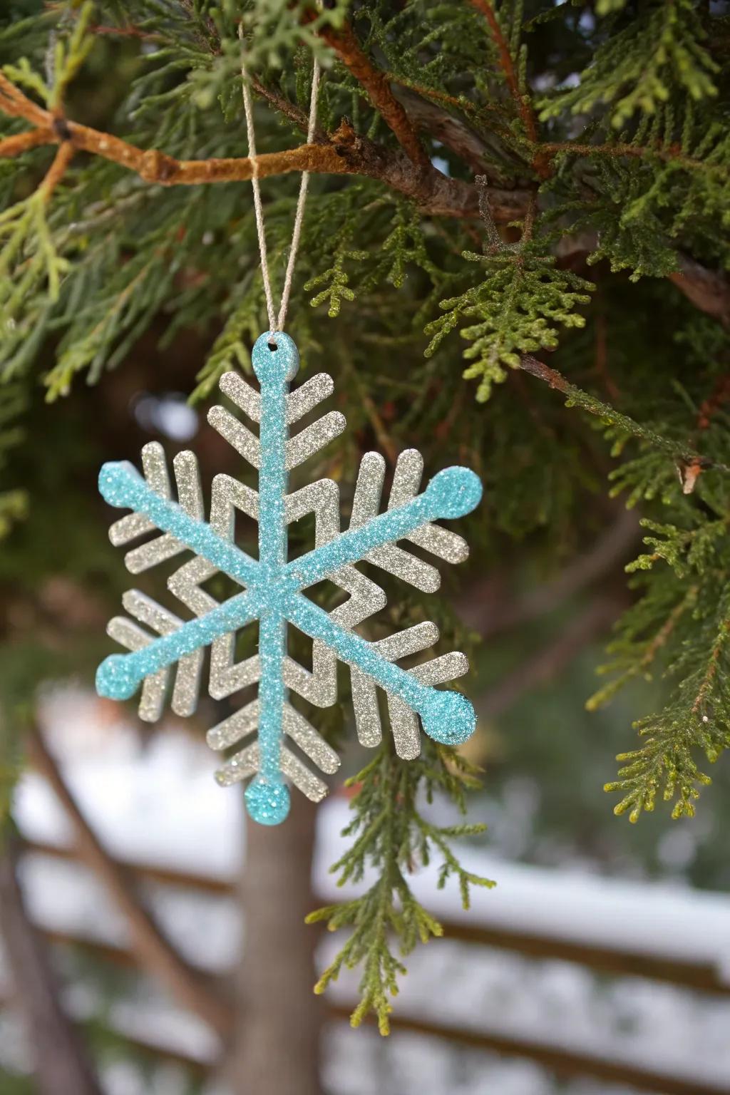 Art stick ice crystals, bringing a touch of winter enchantment to your Christmas tree.
