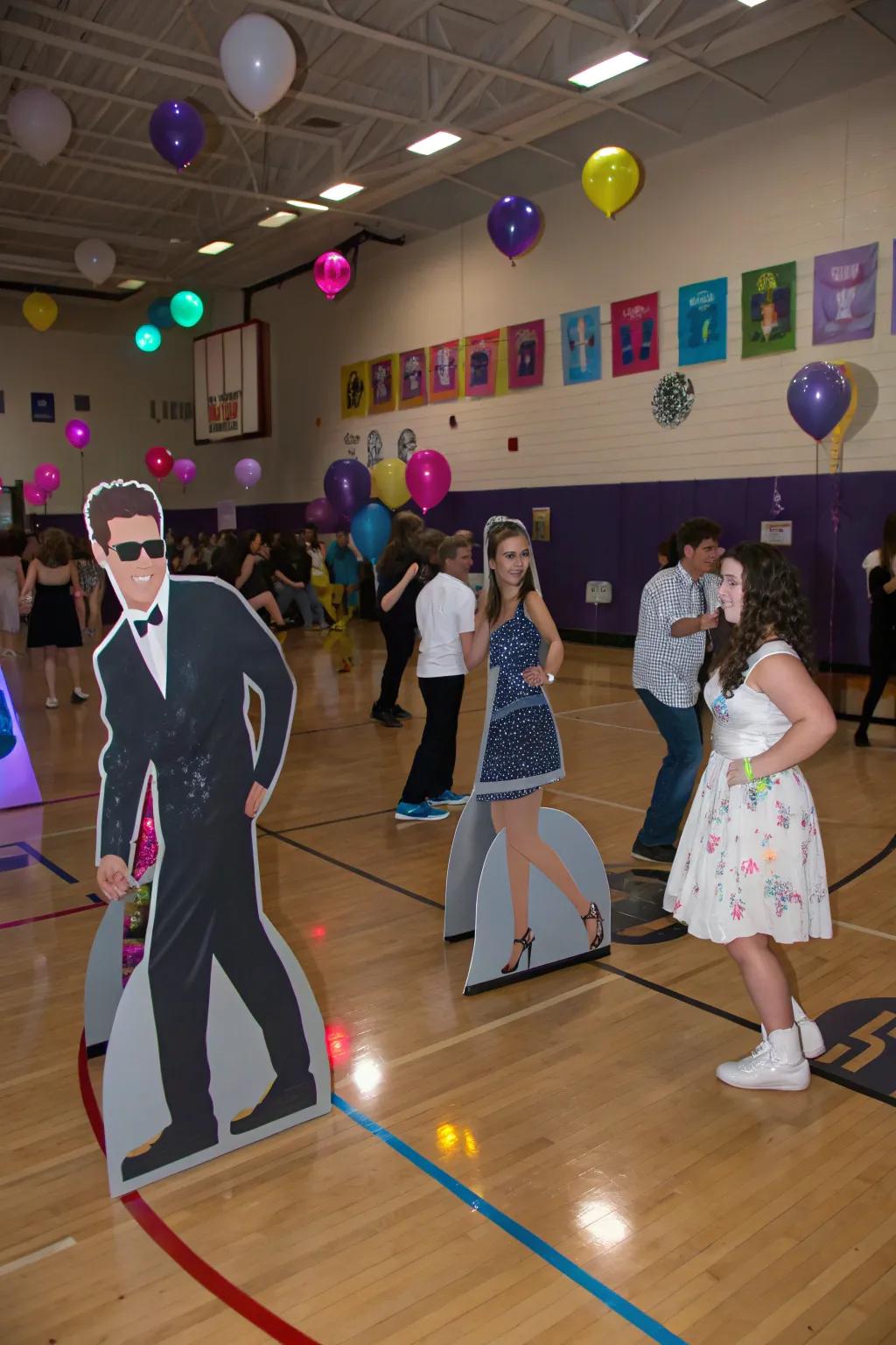 Amusing and thematic pasteboard effigies for interactive snapshots.