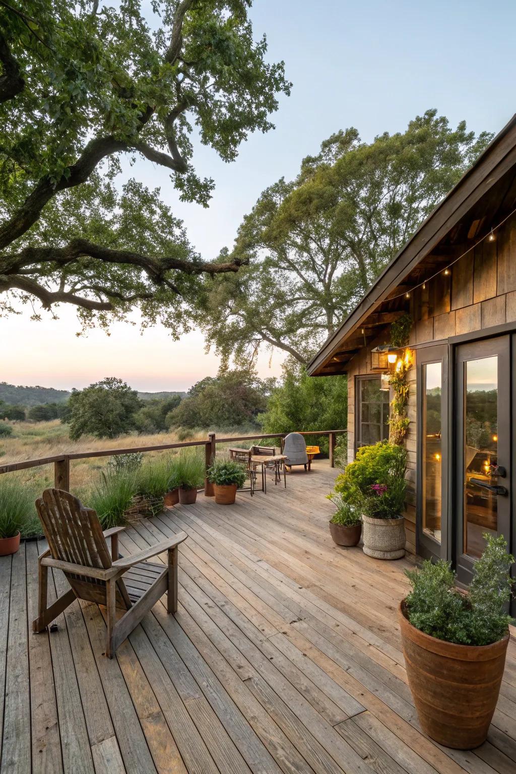 Country wood tones build a snug and welcoming atmosphere.