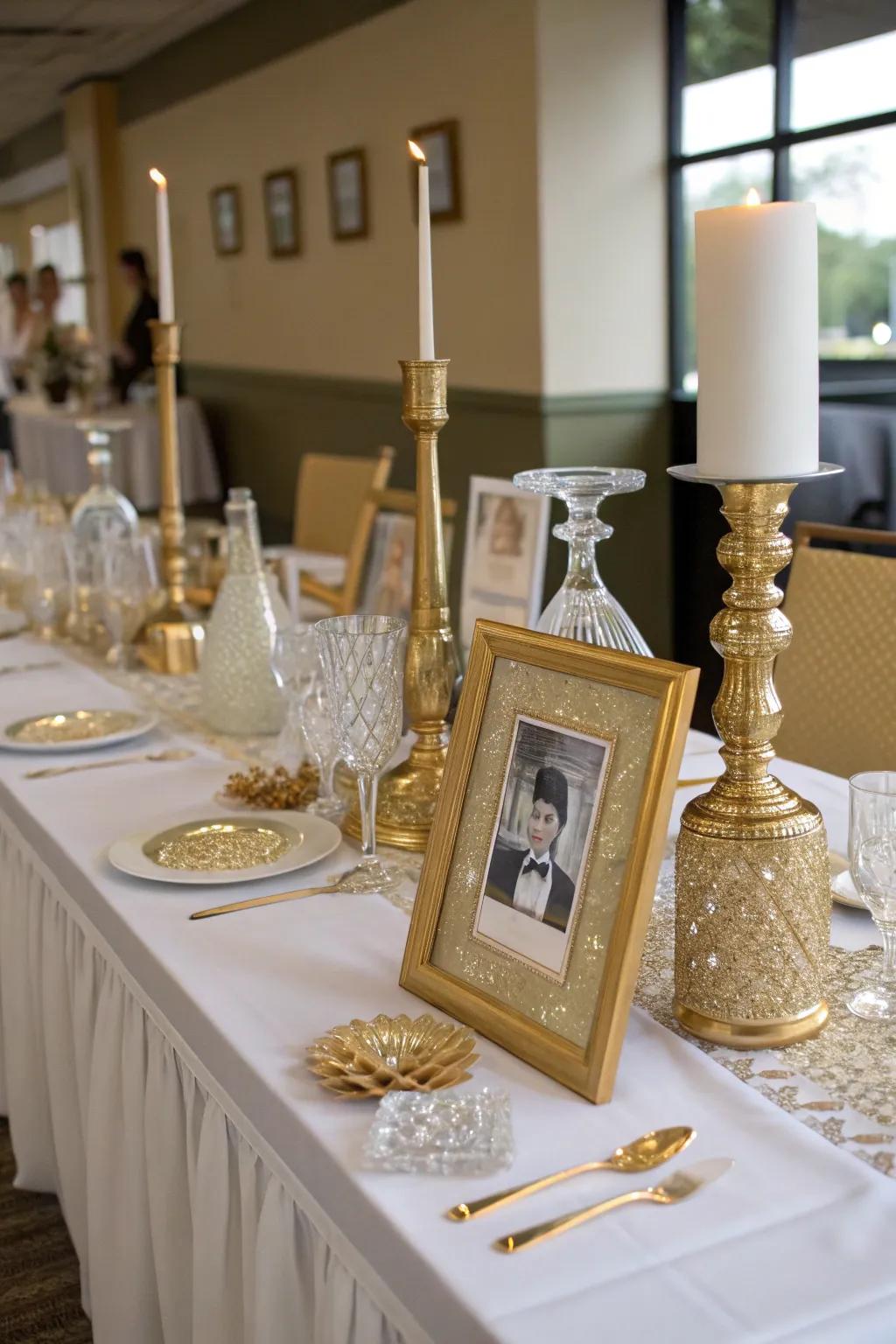 A Gatsby-inspired theme bestows 1920s glamour onto your dance.