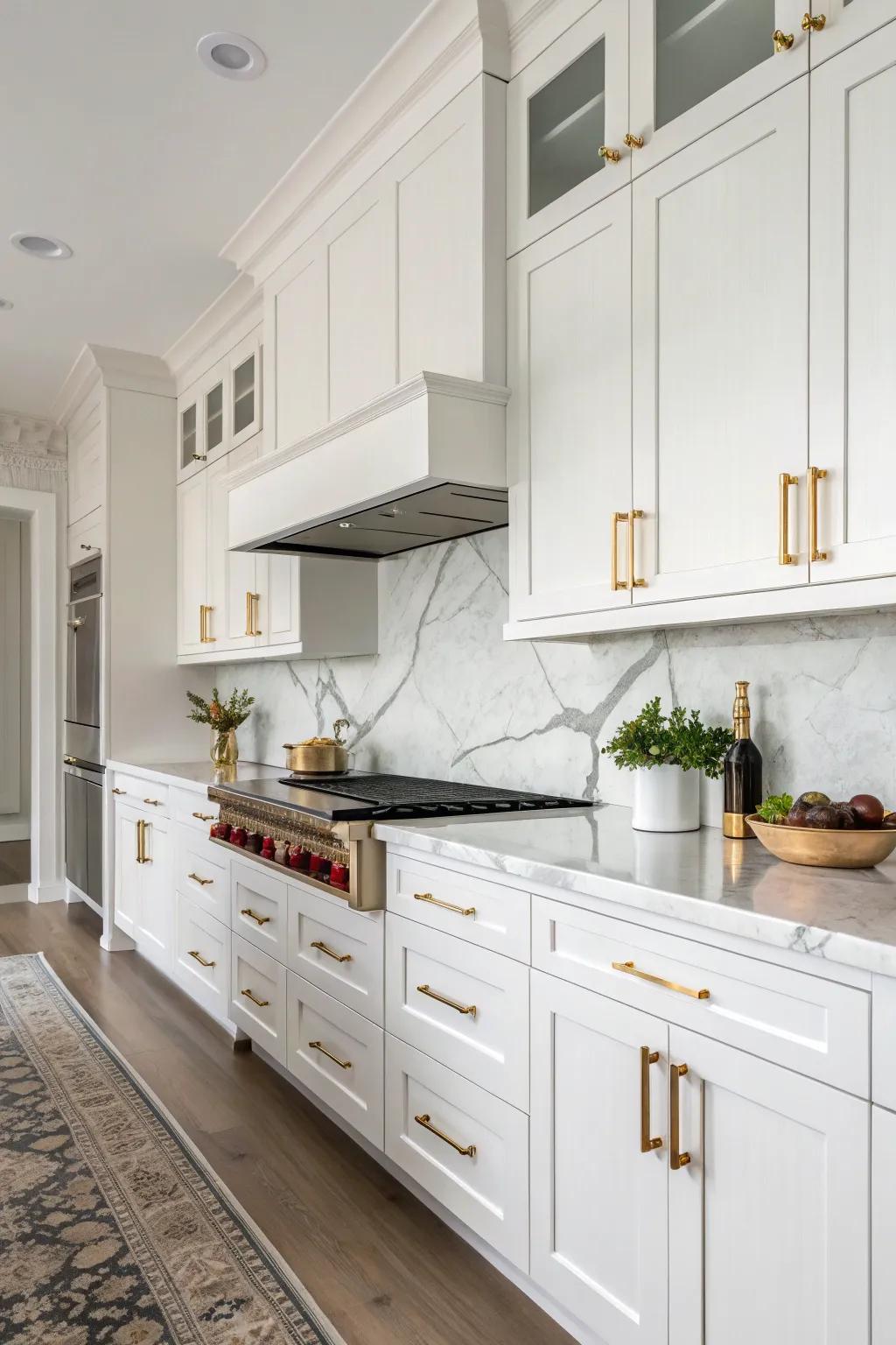 Contrasting hardware incorporates a bold touch to the cooking area.