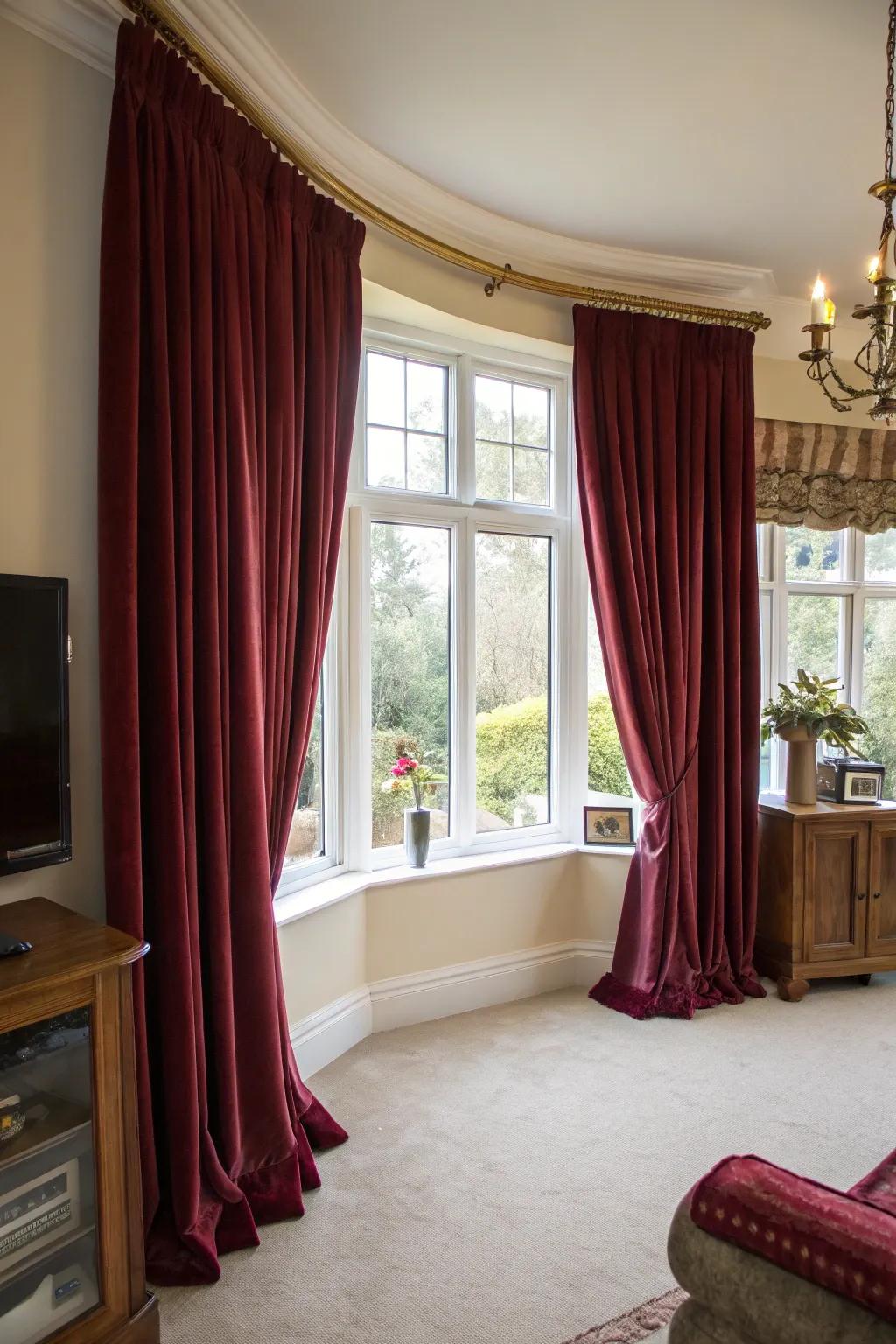 Velvet curtains impart a sumptuous and opulent sensation to bay windows.