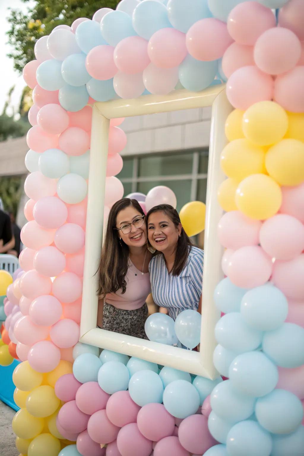 A balloon snapshot frame injects amusement and interaction into the occasion.