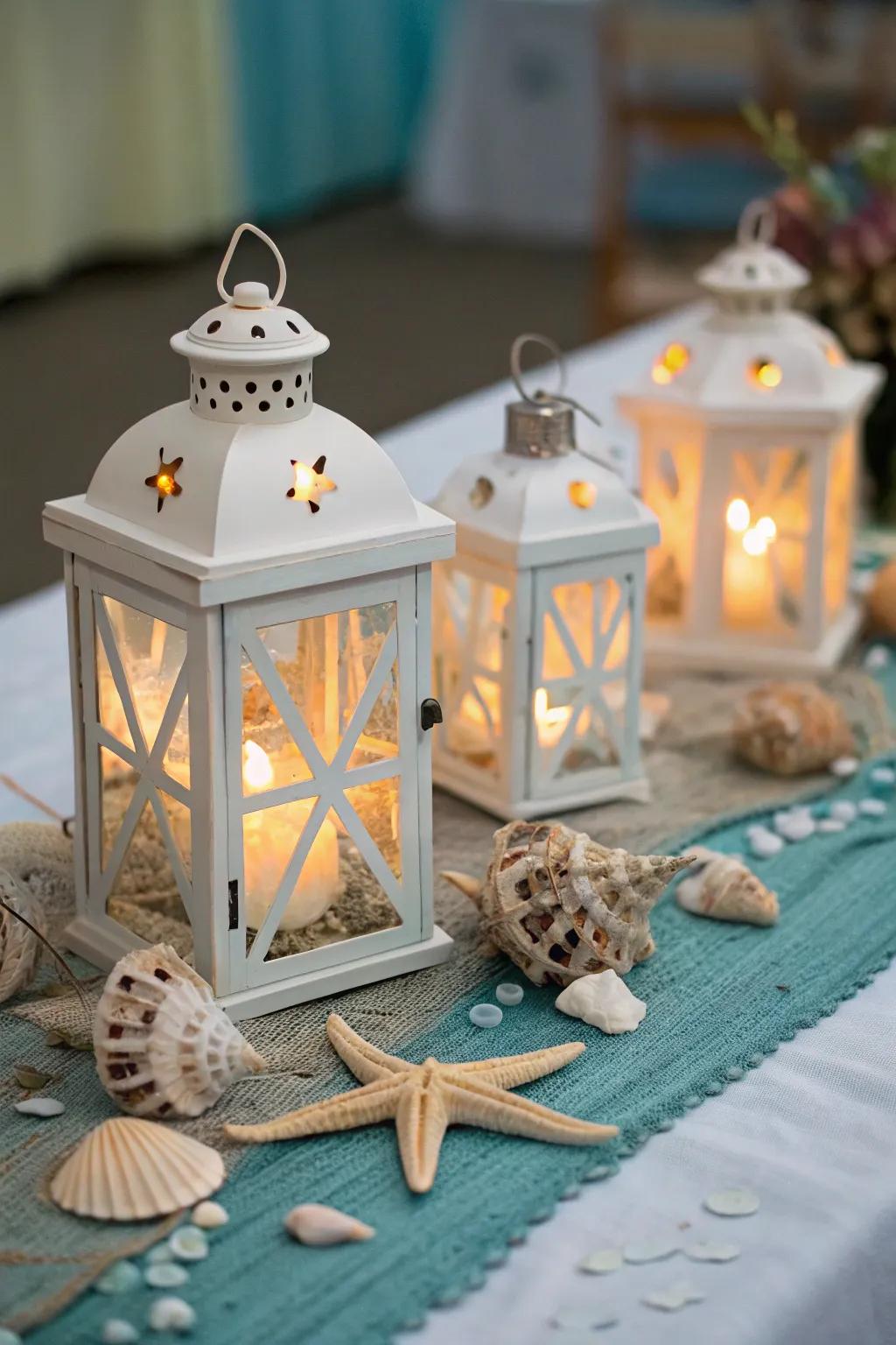Mini signal lights provide a charming and warm ambiance.