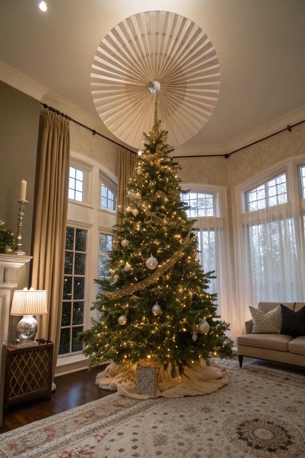 Spectacular elegance due to a large sheet fan.