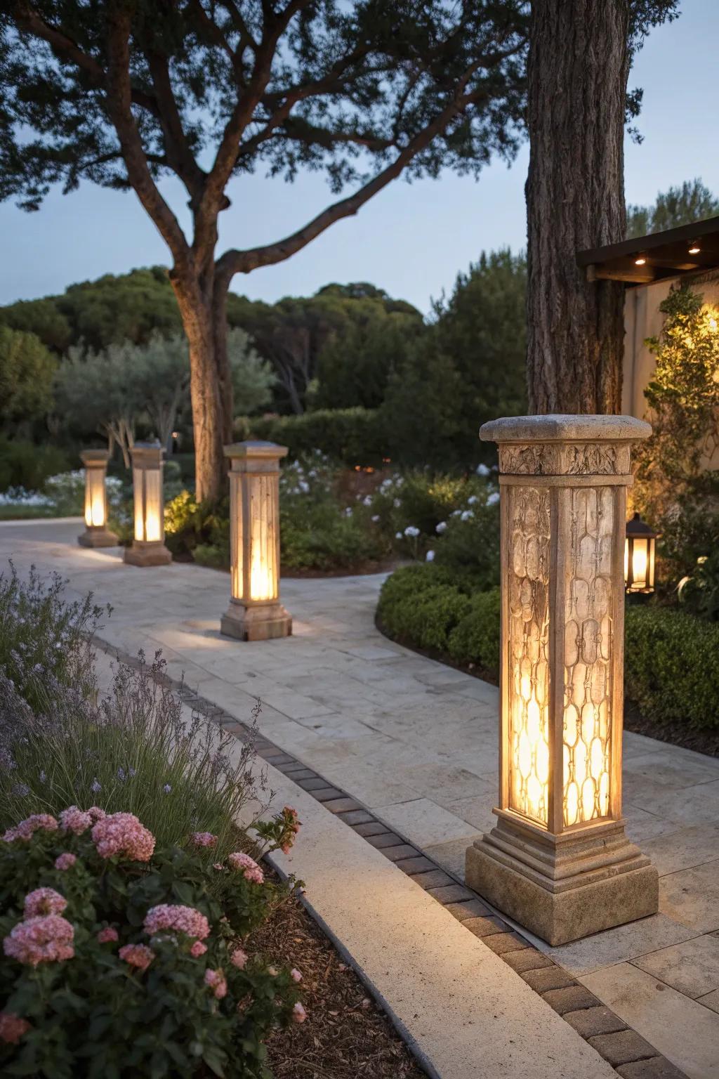 Bring warmth using natural material pillars.