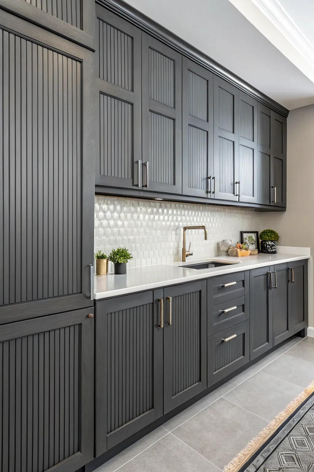 Vertical lines adding surface and level to the profound shadow-toned units.