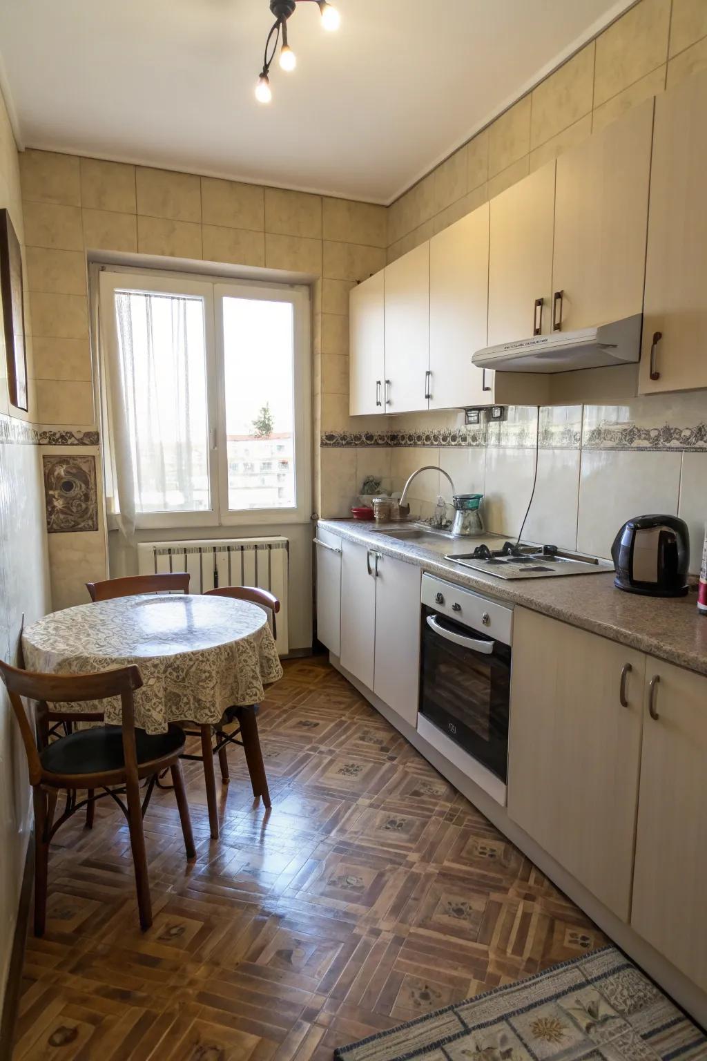 Wood-look tiles in a cozy small kitchen