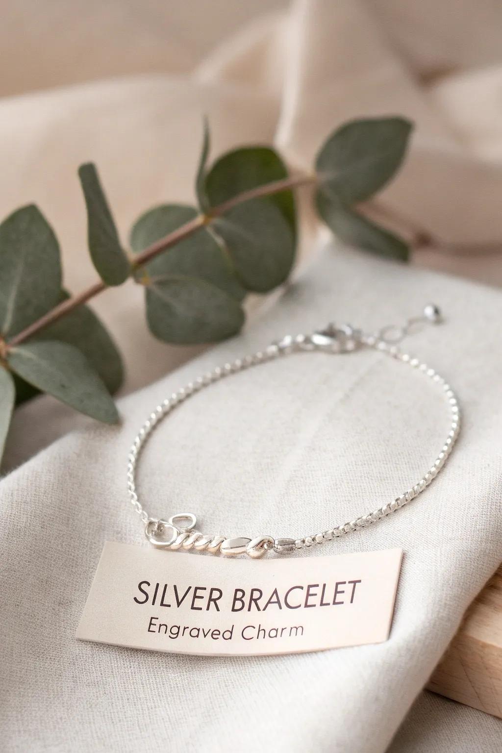 A timeless fragment of personalized jewelry, destined to render your friend's Christmas unforgettable.
