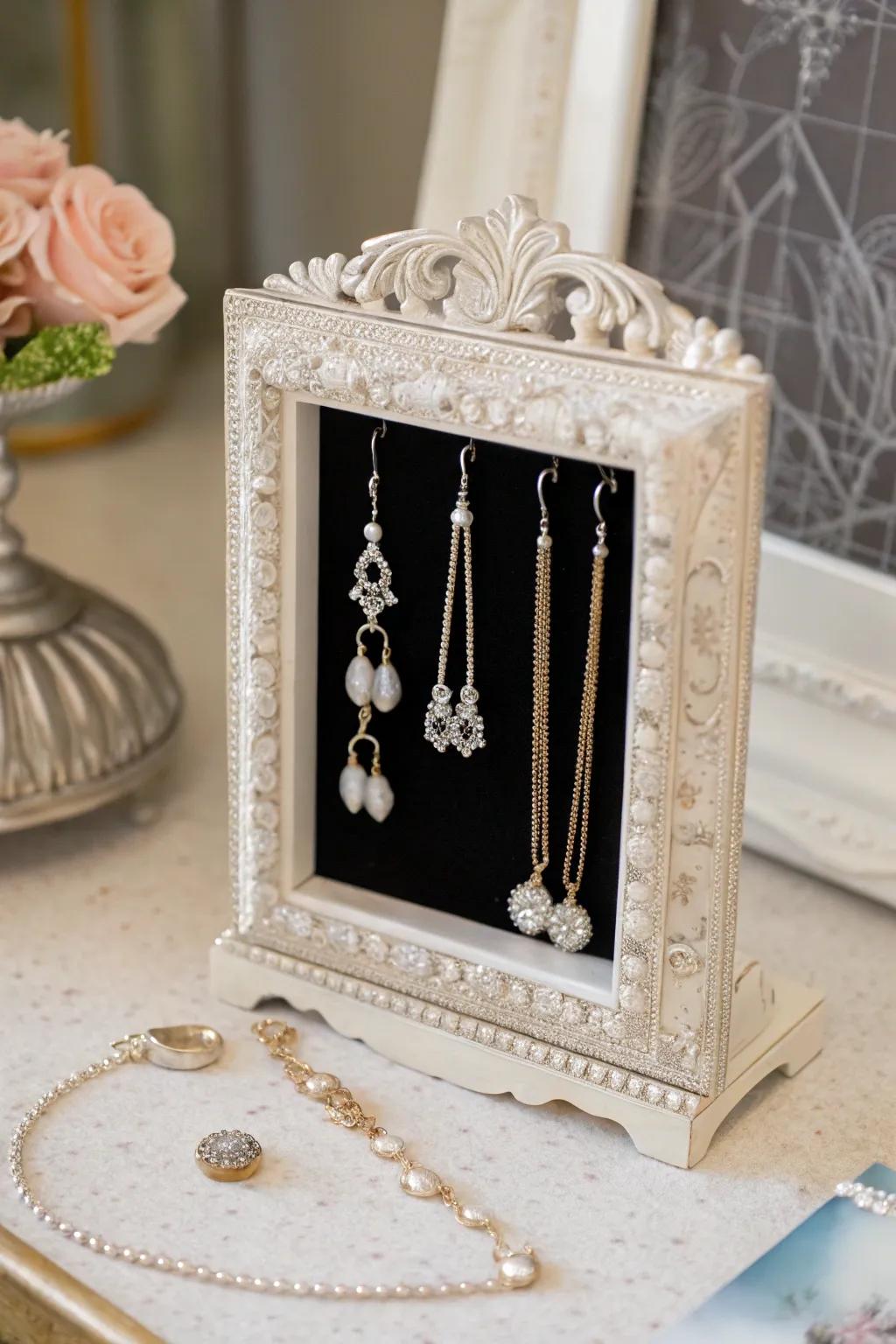 Inventive jewelry presentation via a photo frame