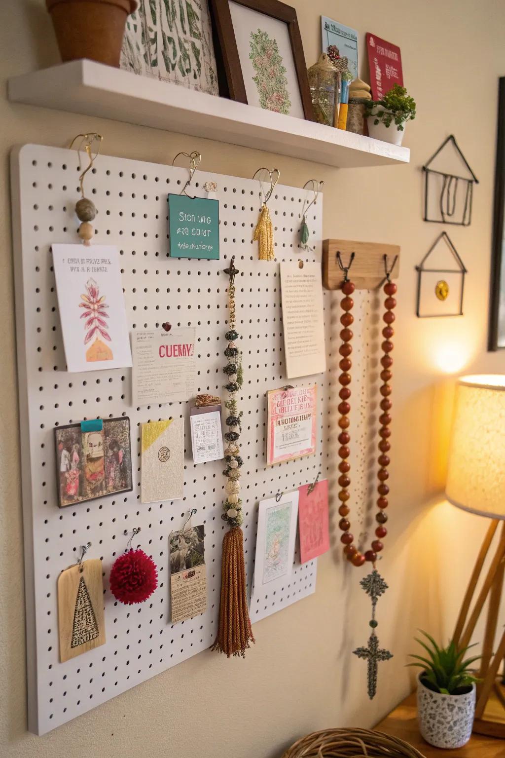 A lattice devotional display featuring structured supplication annotations and ornamentation.