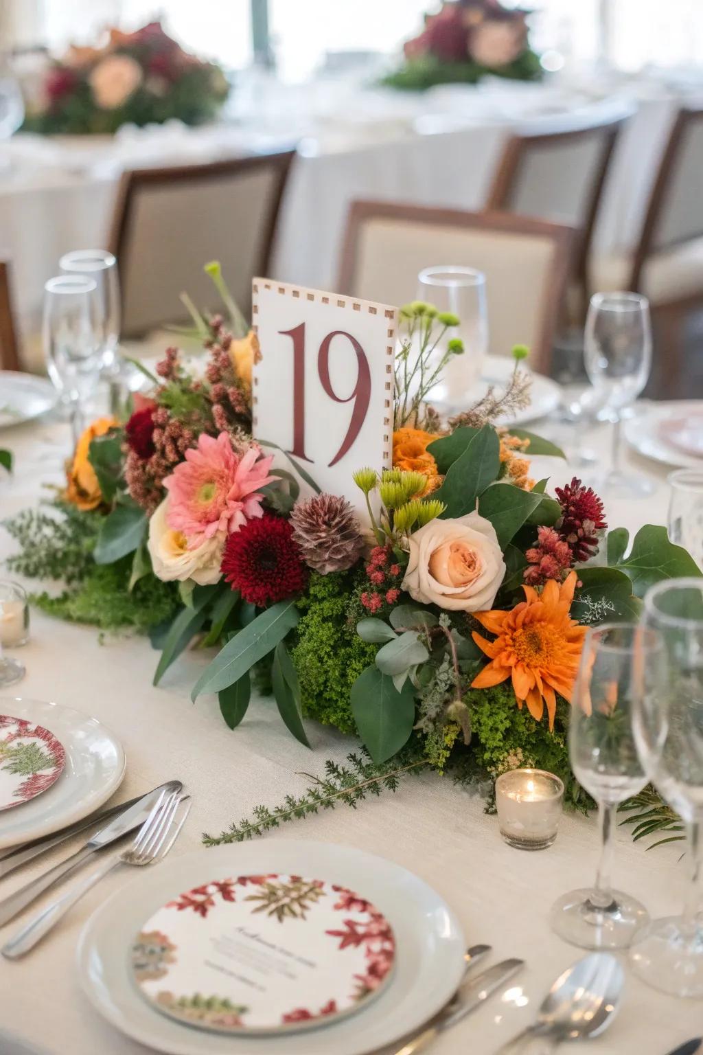 Botanical exhibits with numerals deliver a consistent and natural table aesthetic.