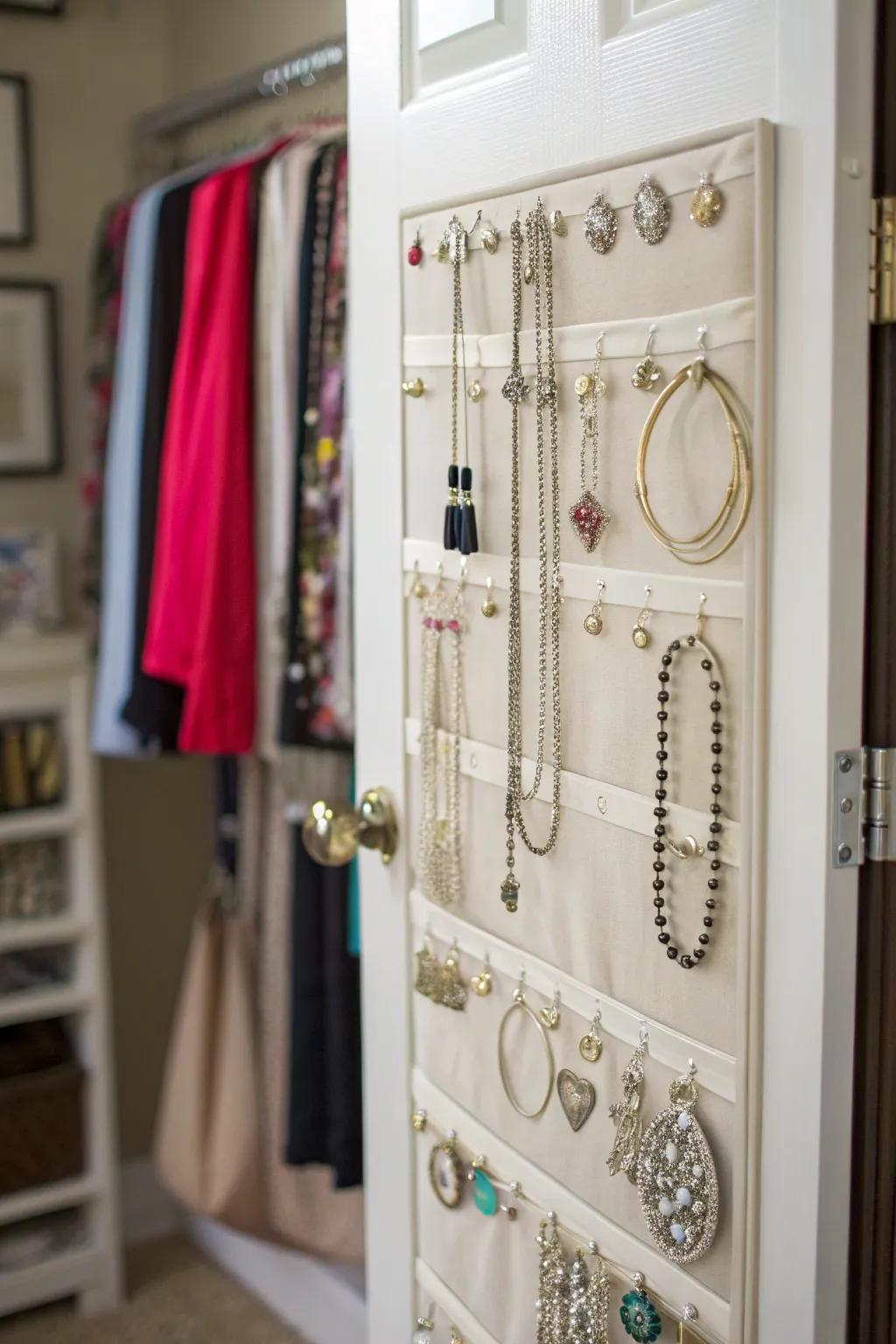 With the trinket fixture, you can store accessories in a sophisticated manner.