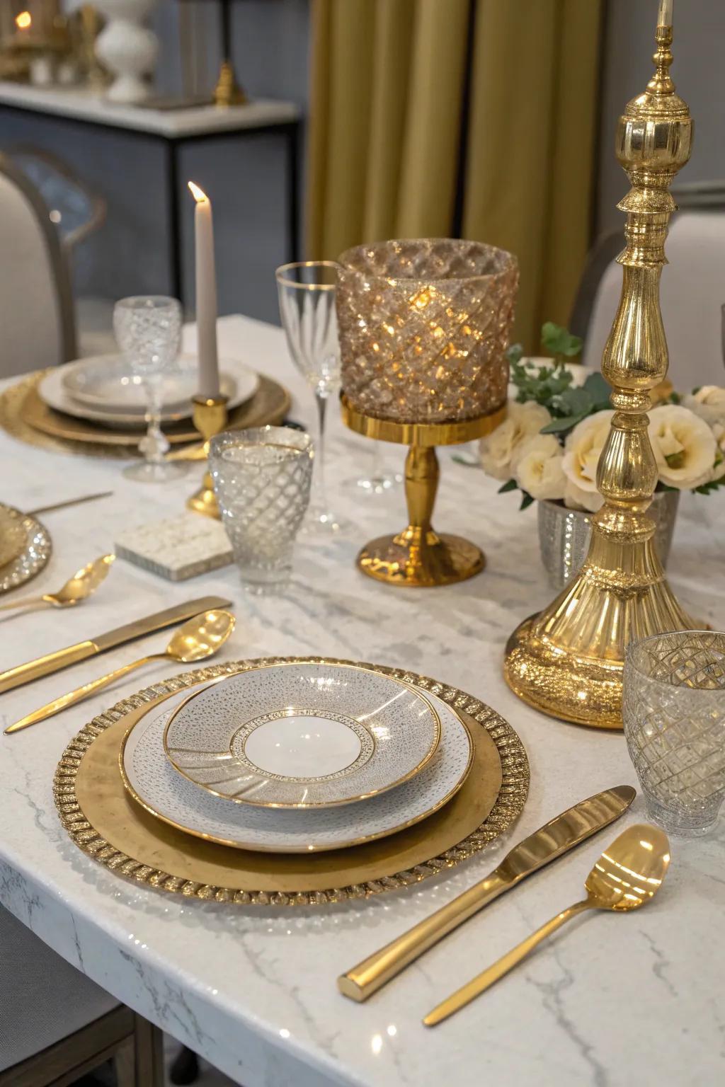 Metallic highlights introduce a touch of luxury to your birthday event.