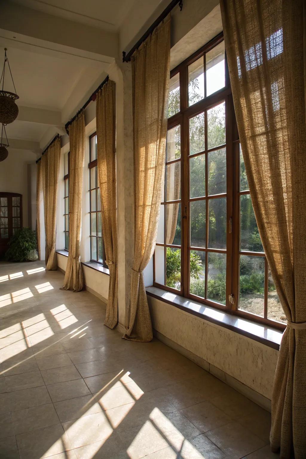 Hessian drapes bring a touch of countryside elegance.