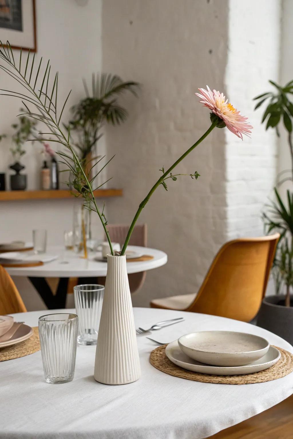 A minimalist centerpiece that allows the flower to stand out.