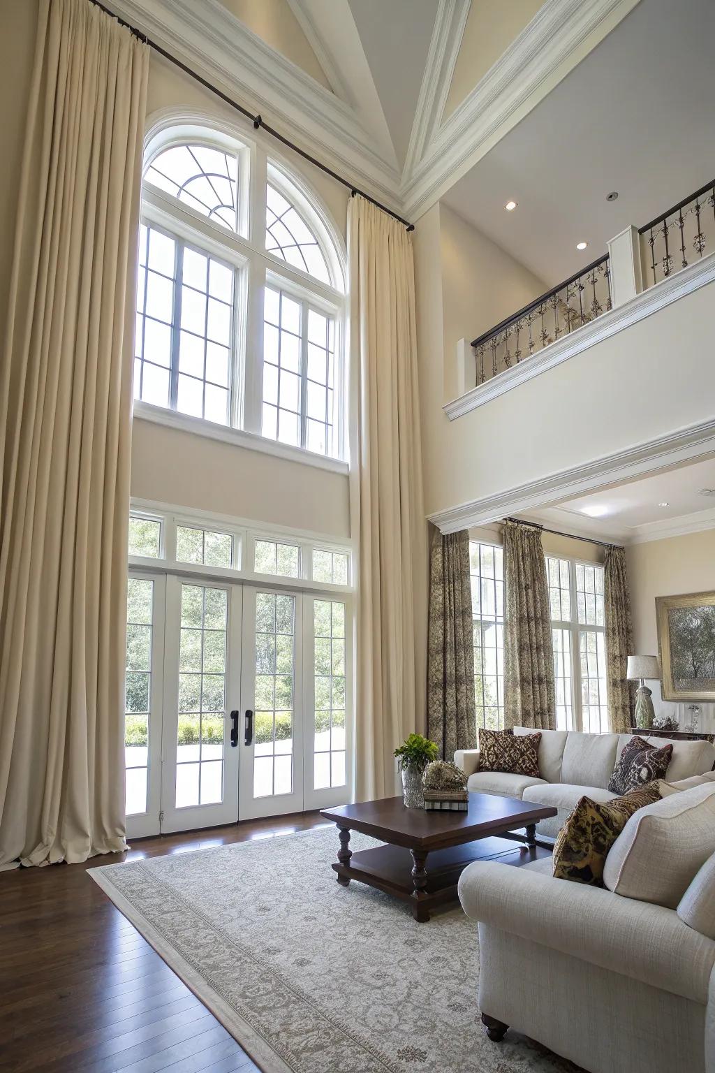 Ceiling-mounted rods enhance the feeling of room height.
