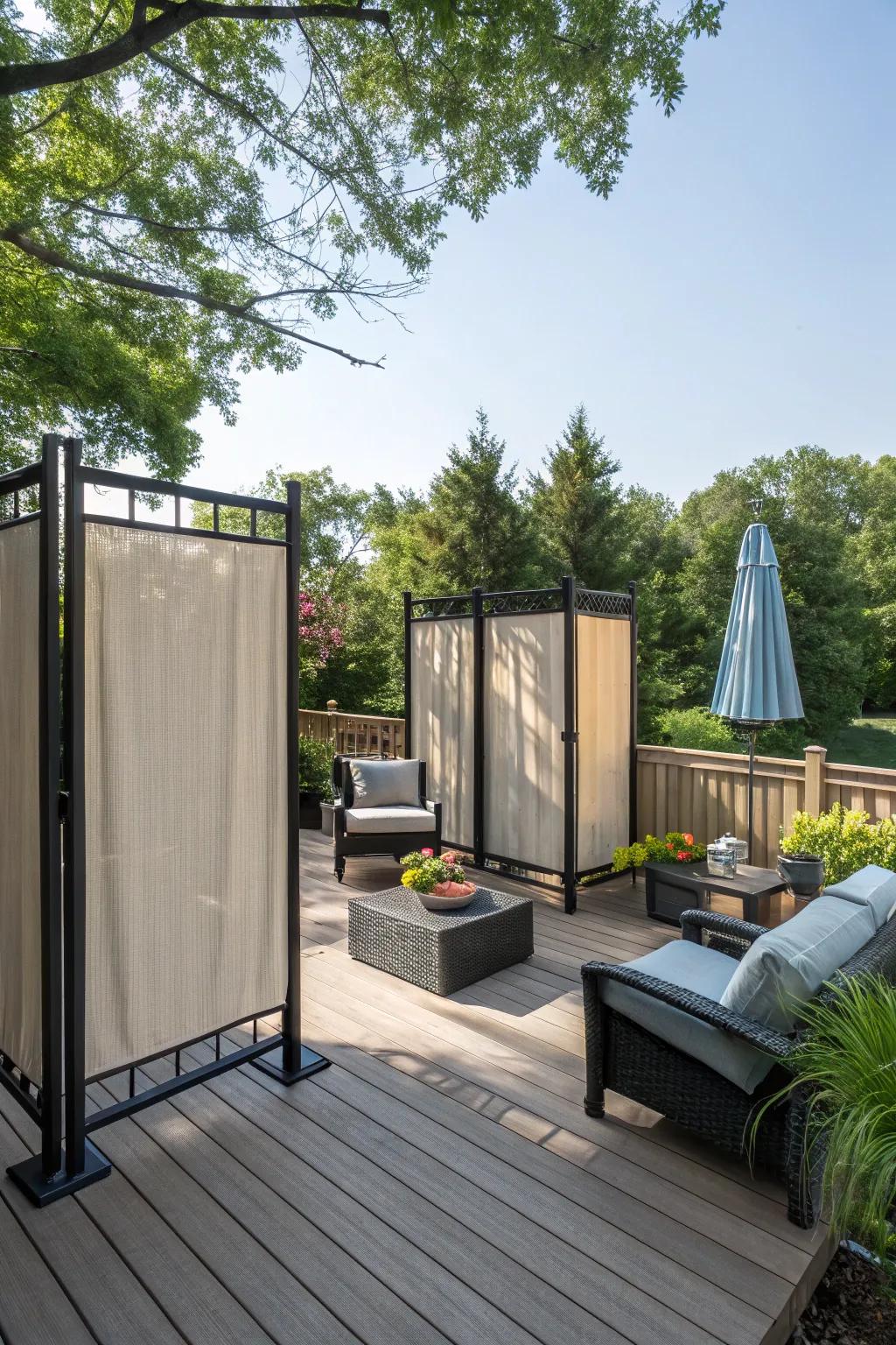 Versatile privacy screens for adaptable outdoor settings.