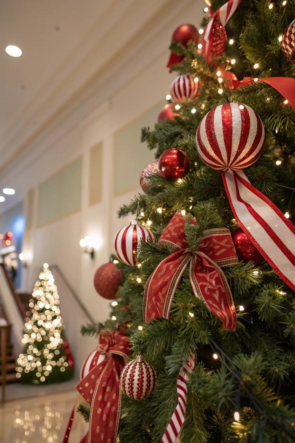 A whimsical sugarcane-themed yuletide tree.