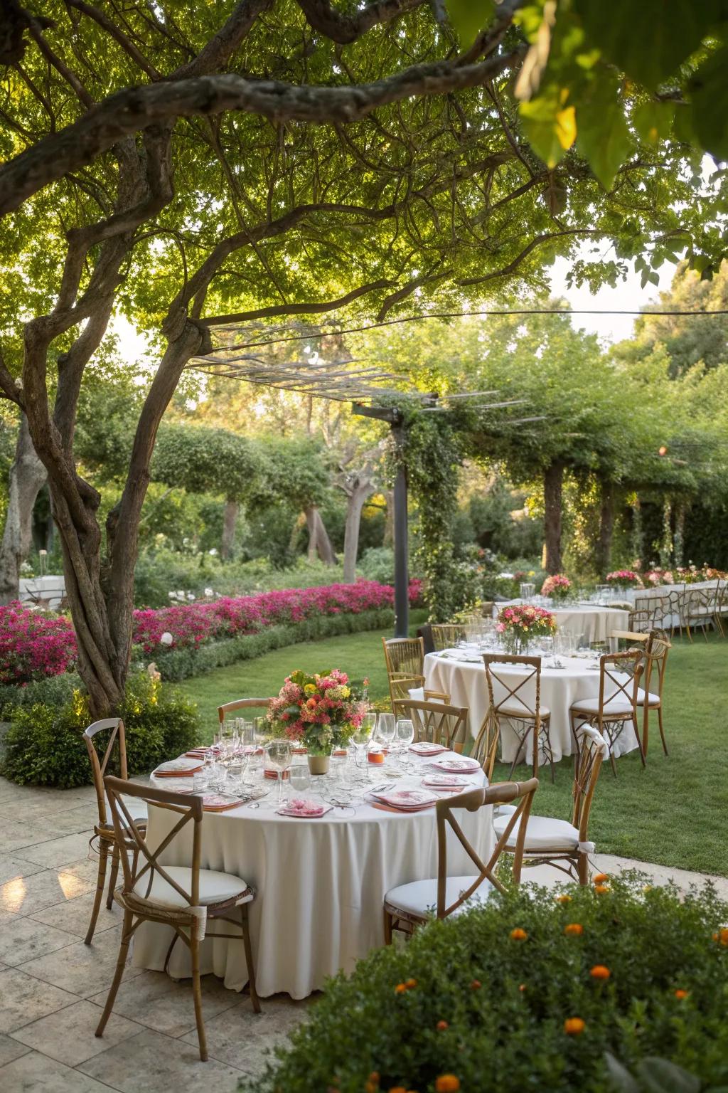 A charming outdoor arrangement for a wedding breakfast in nature.