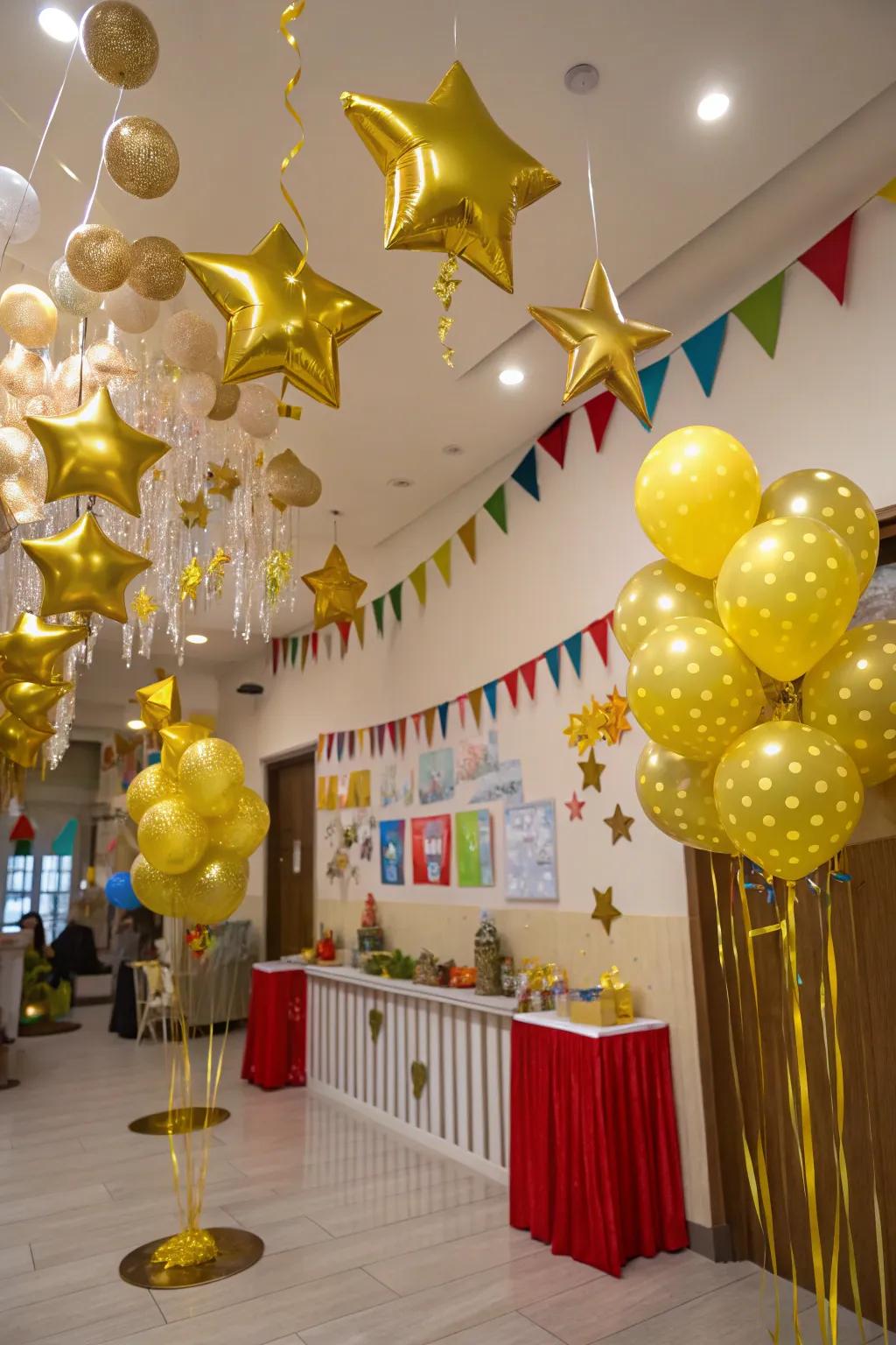 Delightful gold star pieces ensure a magical atmosphere.