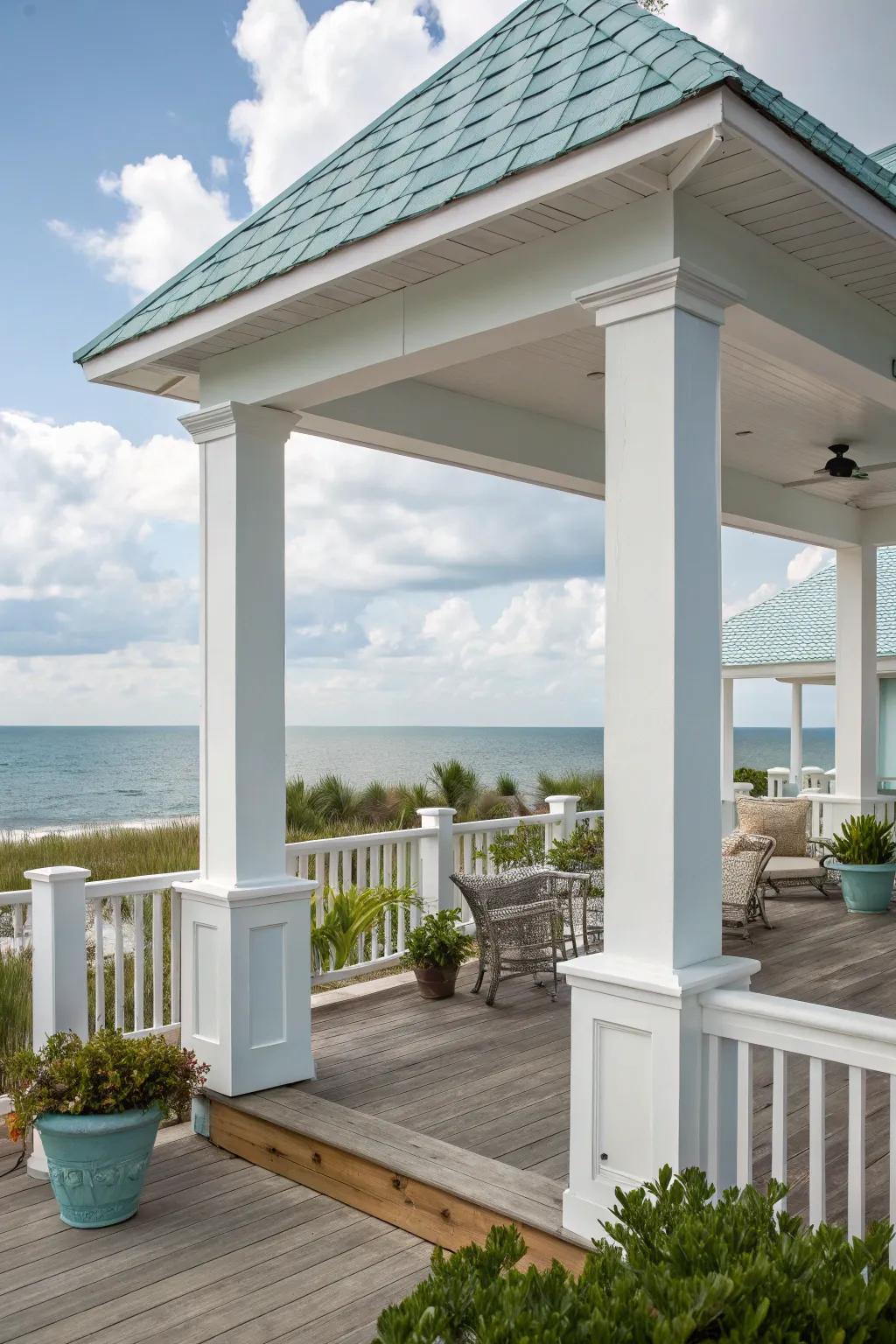 Whitewashed rectangular pillars evoke a relaxing beach atmosphere.