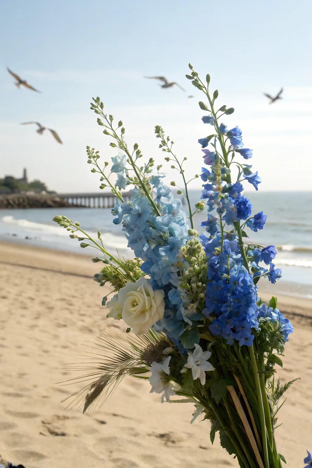 A posy with blue tones mirroring the ocean's splendor.