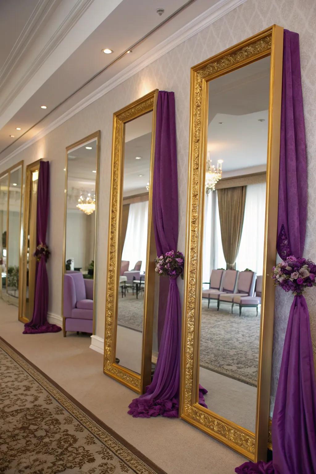 Gold mirrors reflect light and enhance the sense of space.
